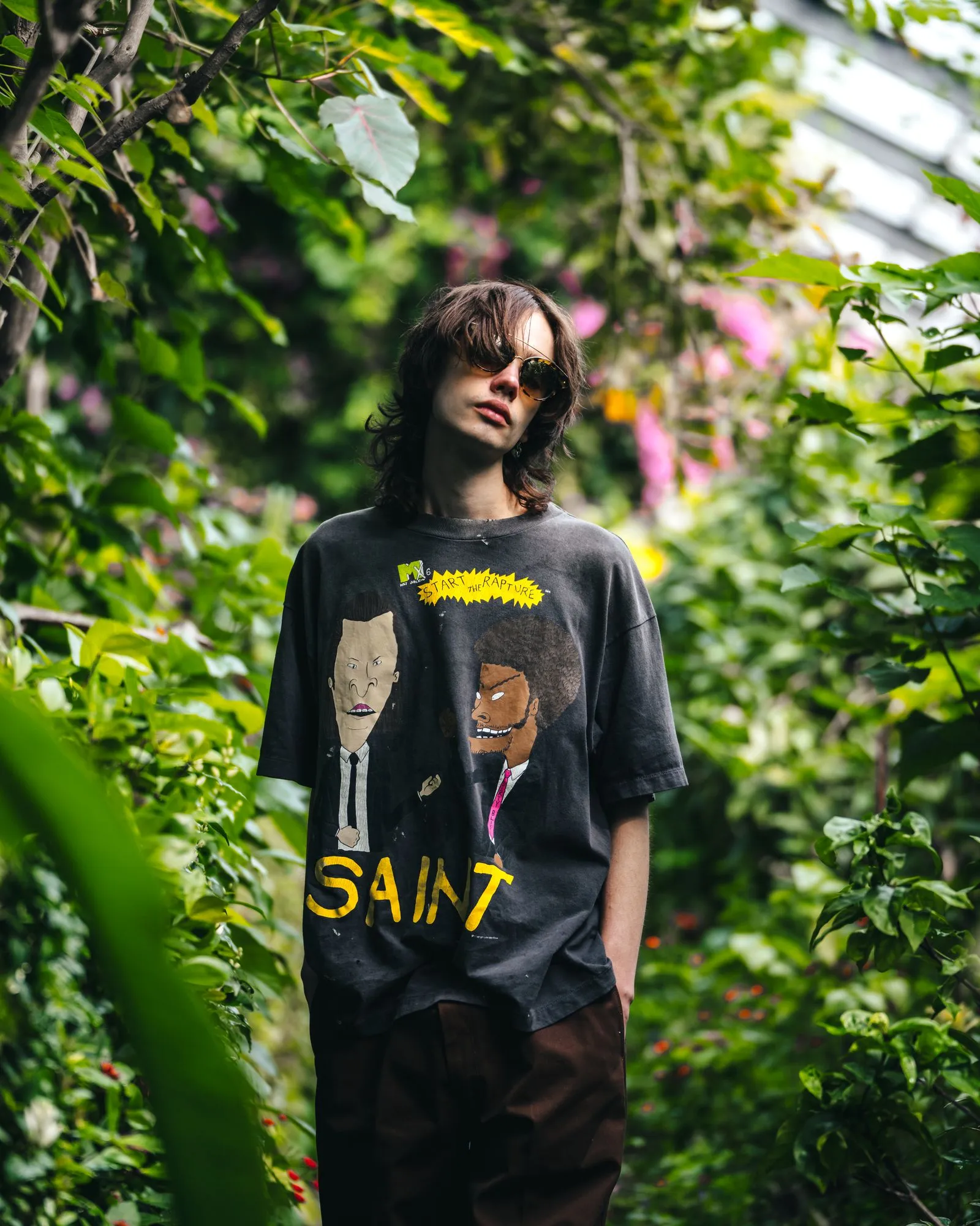 SAINT Mxxxxxx RAPTURE SS TEE/BLK Beavis and Butt-Head anime character TEE. Washed black S-XL. The print is from the characters of the American classic animation "Beavis and Butt-Head". It also pays tribute to the two classic killer characters in "Pulp Fiction". It is very witty and humorous. The whole garment is washed again.